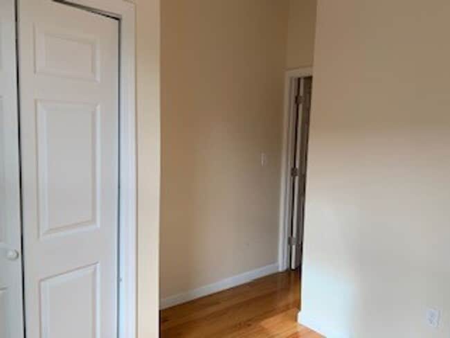 Building Photo - 16 Che