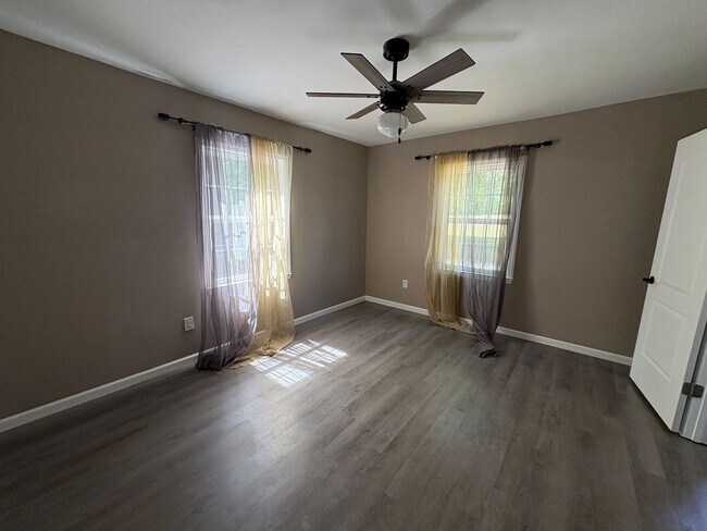 Building Photo - Cozy Living Spaces & Small-Town Energy!