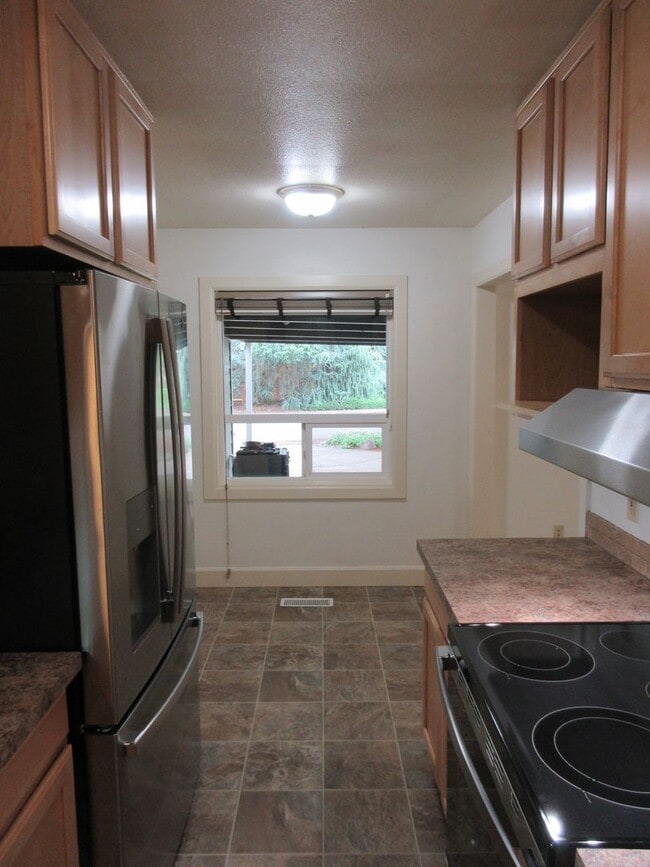 Building Photo - Three Bedroom Home in Keizer on corner lot