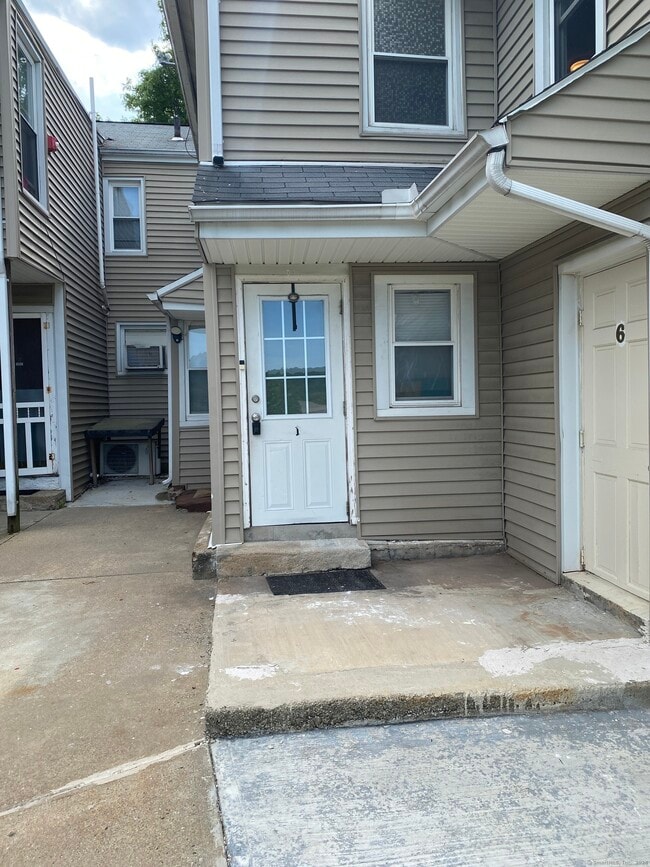 Building Photo - 1052 Main St