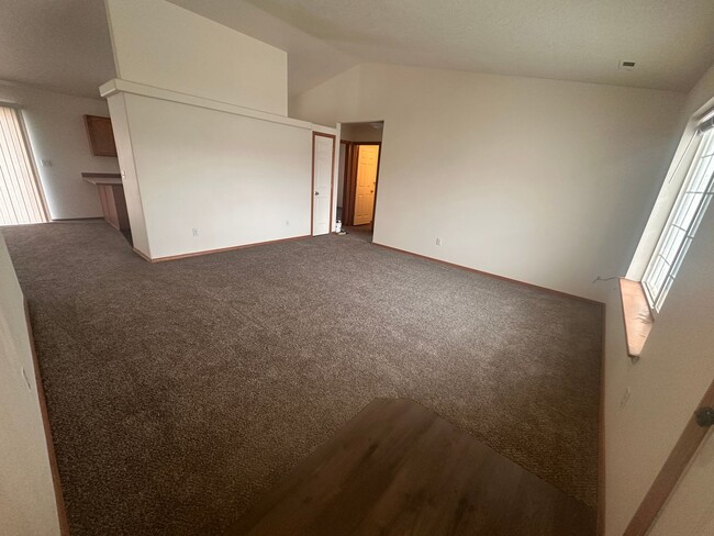 Building Photo - MOVE IN SPECIAL! New Carpet, flooring & pa...