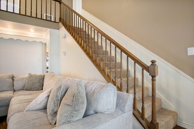 Building Photo - 706 Yale Ln