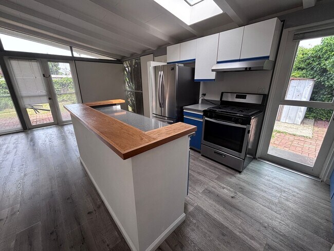 Building Photo - CUPERTINO-charming Eichler house for rent in the heart of Cupertino