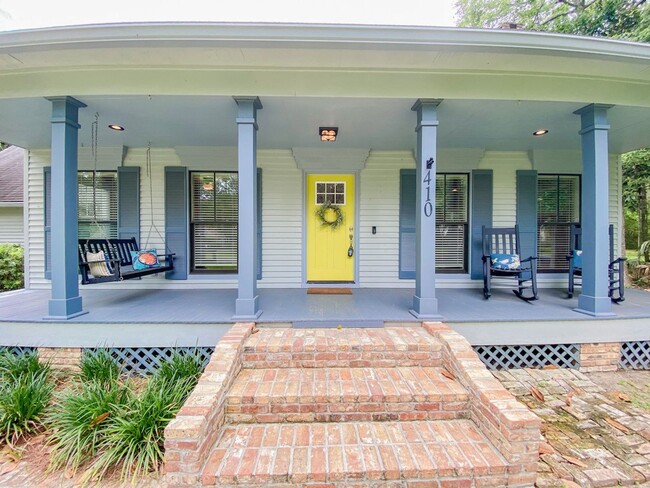 Building Photo - Downtown Ocean Springs Living! Charming 3 ...