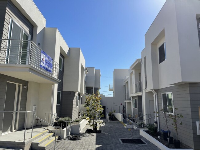 Primary Photo - Luxury 2 story Condo in Ventura with garage