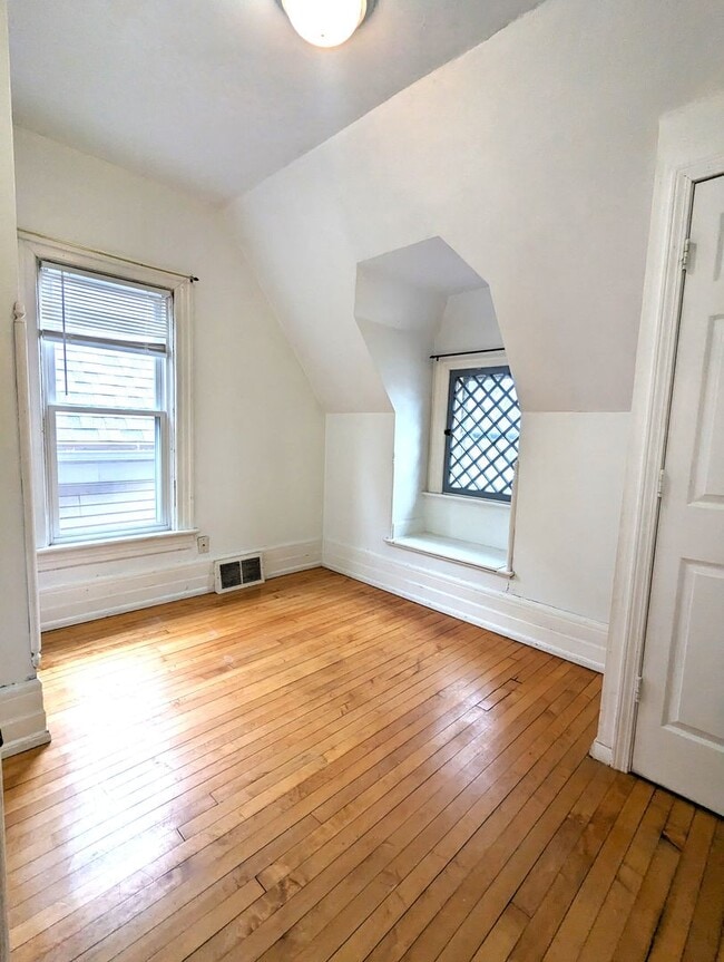 Building Photo - KK - 3205/07 N Bartlett