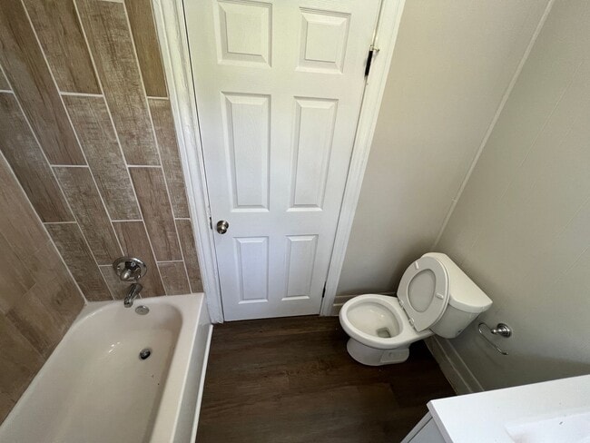 Building Photo - Duplex *upstairs* Leasing Special Available*