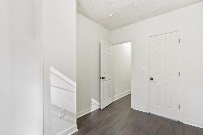 Building Photo - Bright 2 Bedroom, 1.5 Bath Home in Allison Hill!