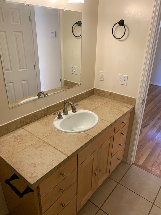 Building Photo - Beautiful and spacious 3 bed + office area...