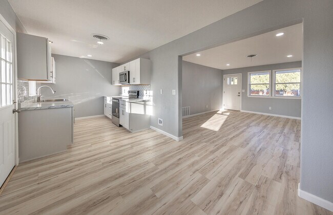 Building Photo - 5409 Ave D