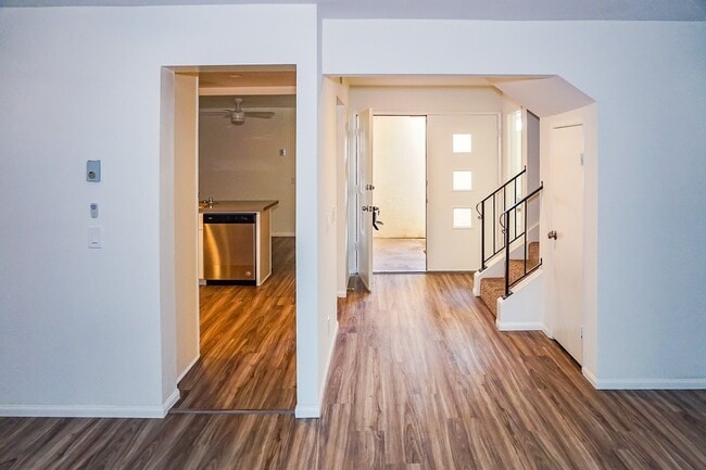 Building Photo - AVAILABLE NOW! STUNNING 3BD/2.5BA TOWNHOUS...