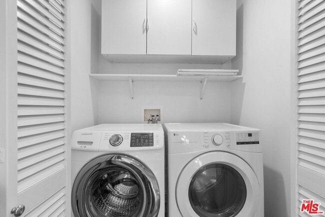 Building Photo - 619 S Sycamore Ave