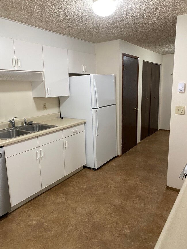 Building Photo - 3 bedroom 1.5 Bath Tandem Home!