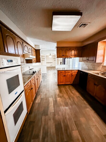 Building Photo - 1118 NW Becontree Dr