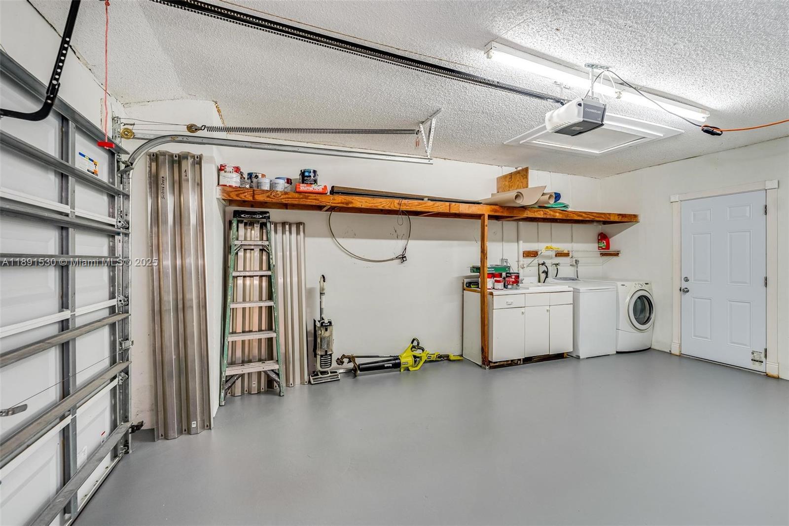 Building Photo - 5442 Lakewood Cir S