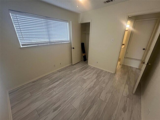 Building Photo - 807 Lloyd Ln