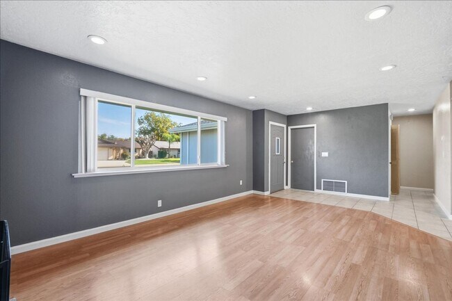 Building Photo - 2944 Calle Del Sol Way