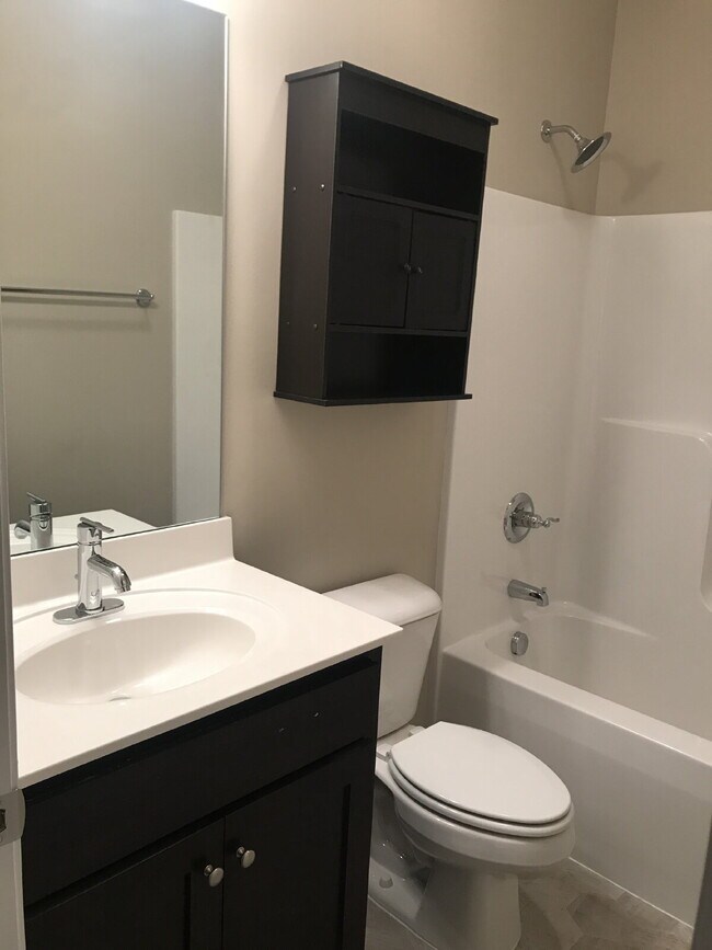 Building Photo - 2 Bed, 2 Bath Apartment with 9-Foot Ceilings in White House