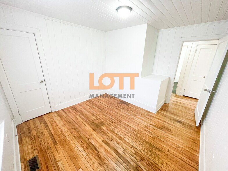 Building Photo - 10 Lowndes Ave