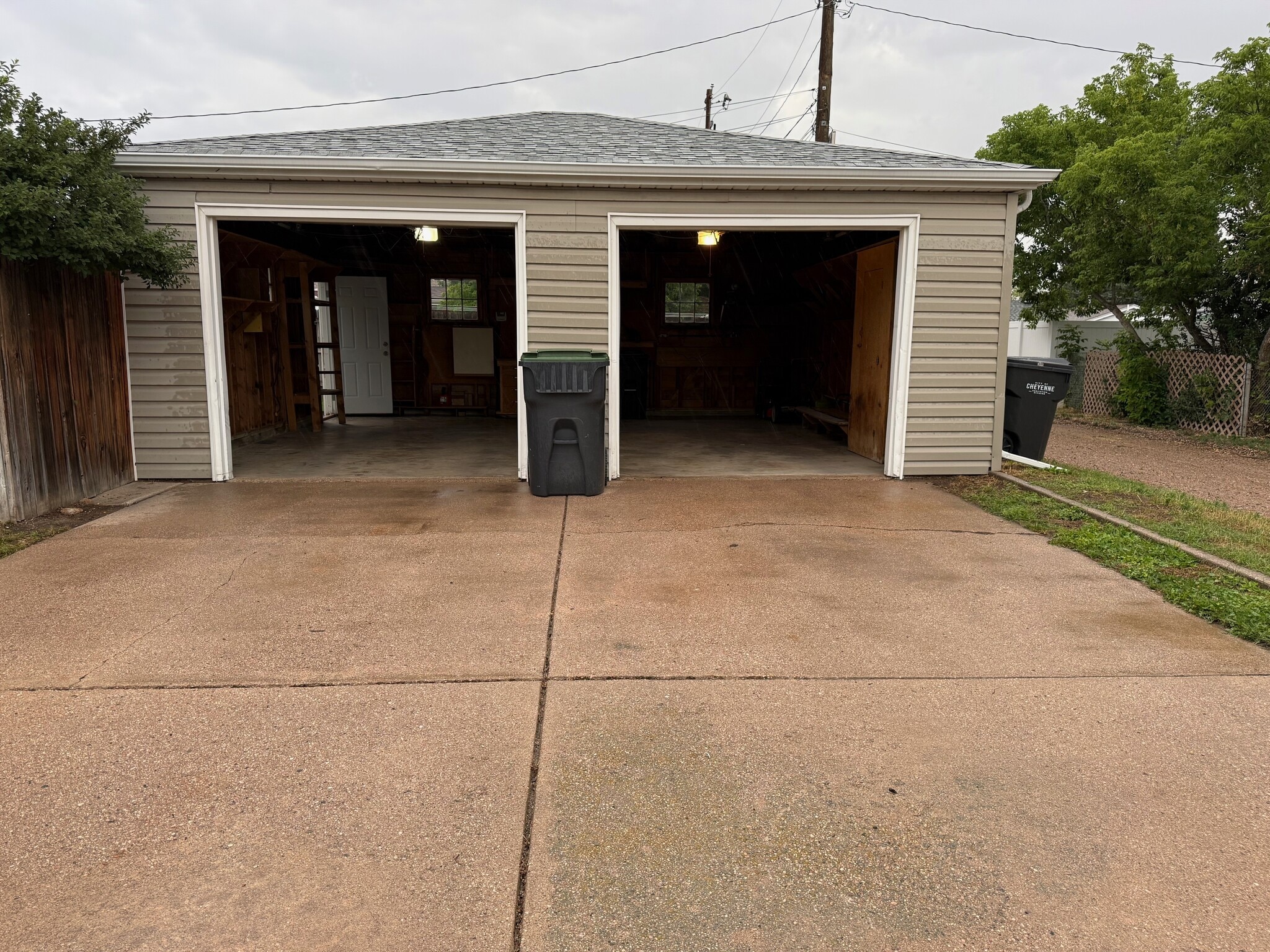 Driveway/Garage - 1601 Crook Ave