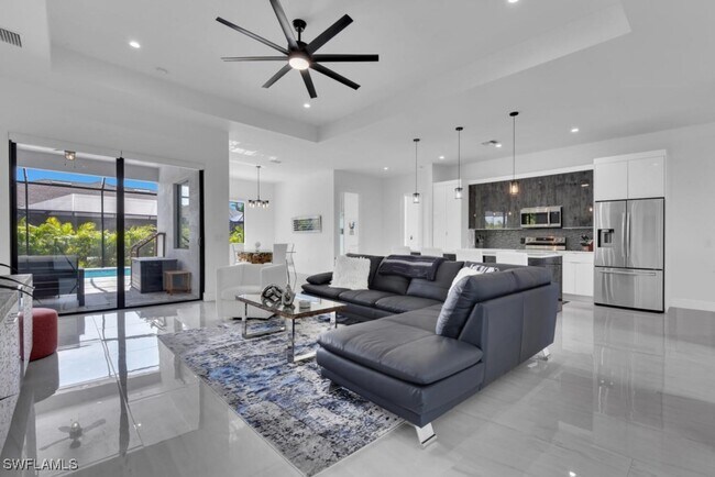 Building Photo - 4615 SW 18th Ave