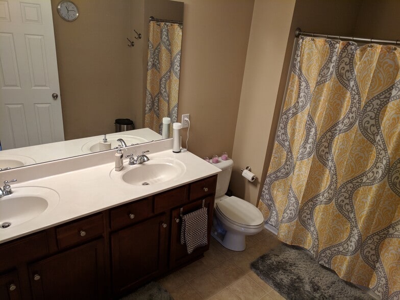 Master Bath - 9792 Wlakers Glen DR NW