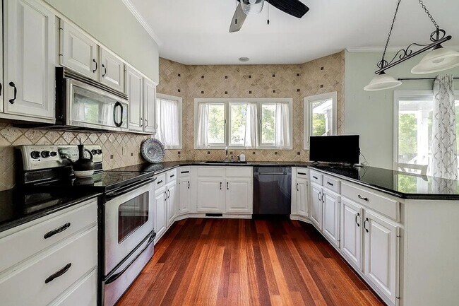 Building Photo - Stunning 4 Bed, 3 Bath Home with Pool in E...