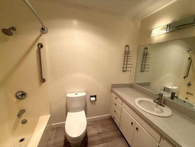 Building Photo - LARGE UPDATED TWO BEDROOM / TWO BATHROOM G...