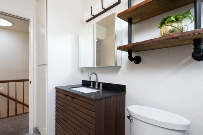 Building Photo - Live Oak Townhome – Completely Renovated & Move-In Ready!