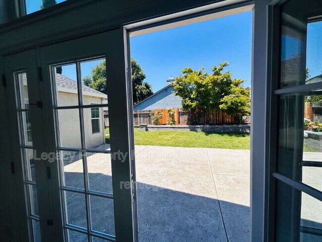Building Photo - 3047 Mill Oak Way