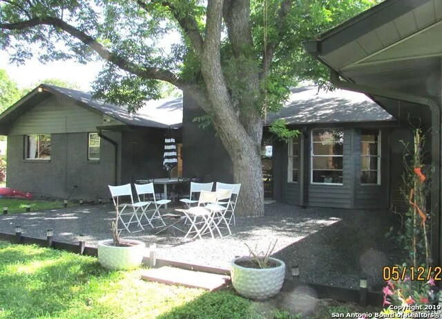 Building Photo - 207 E Castle Ln