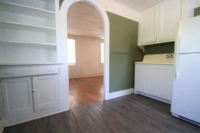Building Photo - Simply the BEST! Adorable 1 Bedroom/1 Bath...