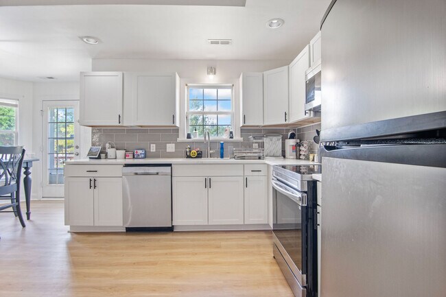 Building Photo - 202 Weeping Hollow Ct