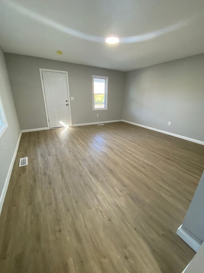 Building Photo - ELMWOOD PLACE - Fully Remodeled 2-3 bed home with 1 bath.