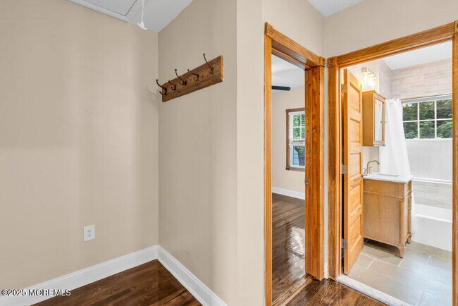 Building Photo - 705 7th Ave