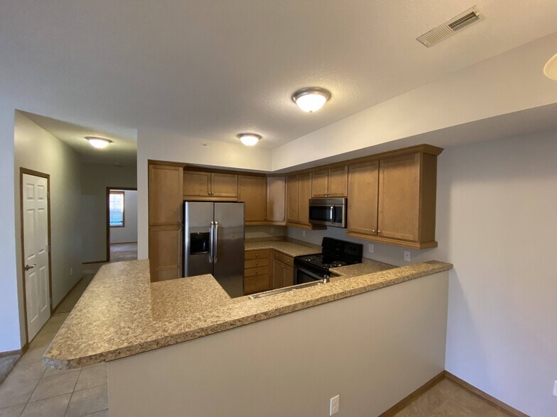 Building Photo - 2000 Meadow Ct