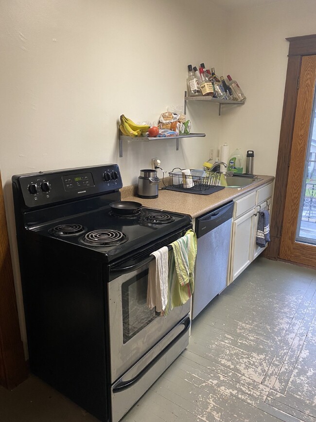 Building Photo - Spacious top floor 4 bed 1 bath by UWEC!