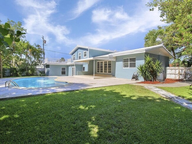 Building Photo - 1310 Manor Dr