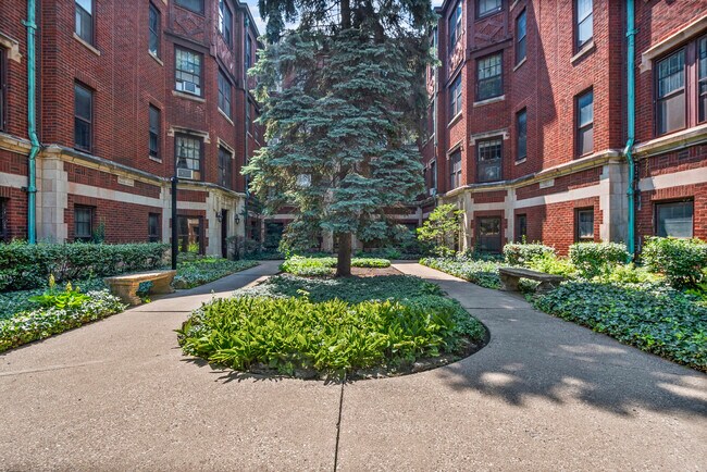 Building Photo - 906 Oakton St