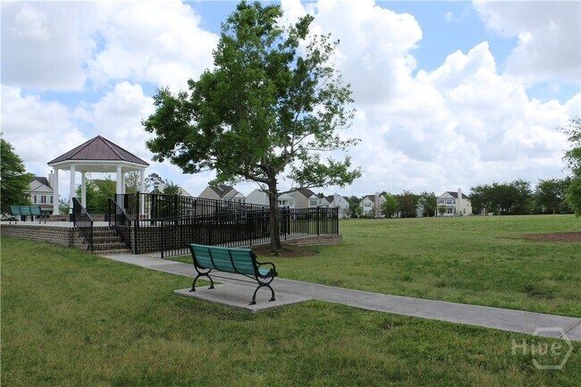 Building Photo - 10 Bushwood Dr