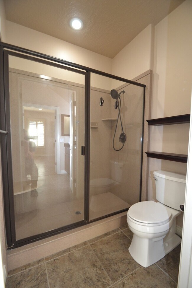 Building Photo - Stunning 6 bedroom 3 bathroom home in Daybreak South Jordan!!!