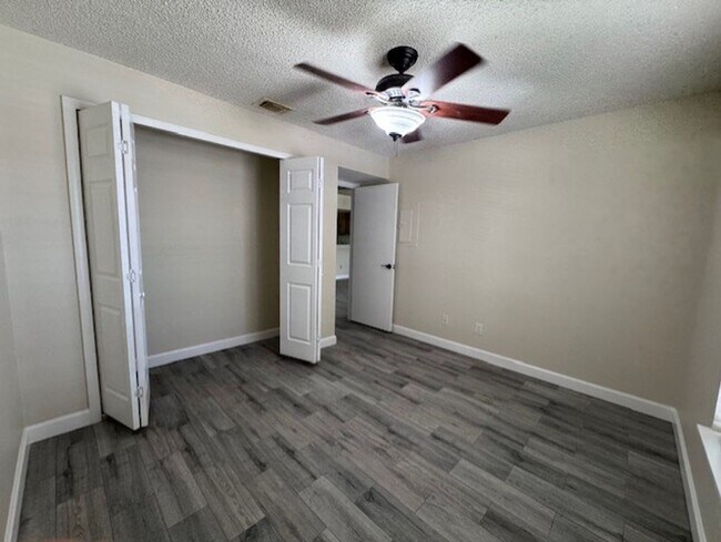 Building Photo - Second floor, 2/2 unit with wooded view near UCF