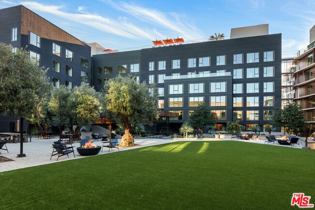 Building Photo - 700 Broadway