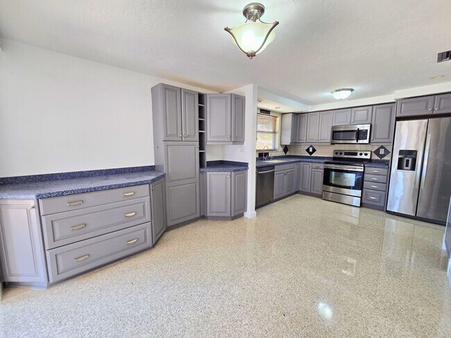 Building Photo - Charming 2BR/ 2BA/ 2 Car Garage - Near Phillippi Creek