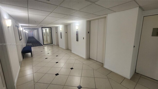 Building Photo - 500 Bayview Dr