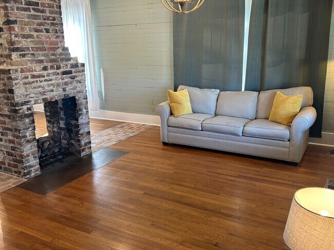 Building Photo - Beautiful Home Heart of Hartselle