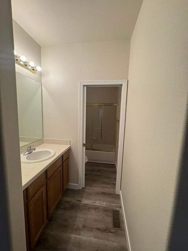 Building Photo - ---REMODEL---comfort Condo for Rent in Aurora