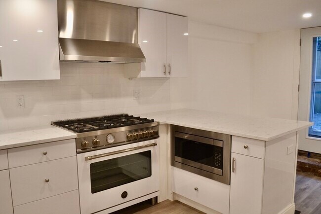 Building Photo - 322 Lowell St