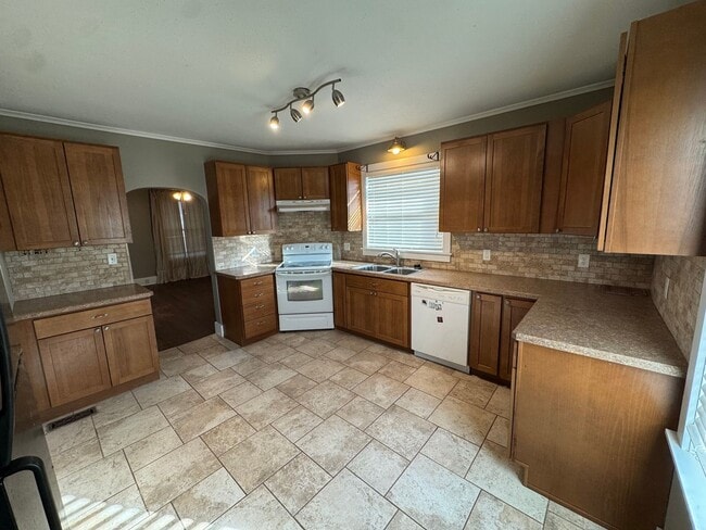 Building Photo - House available for rent