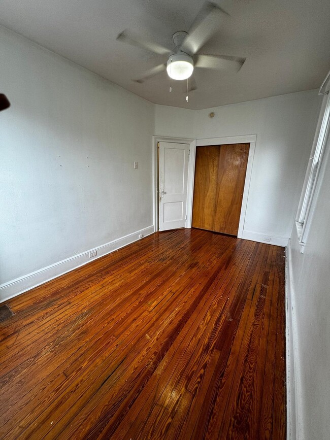 Building Photo - 76 W 45th St